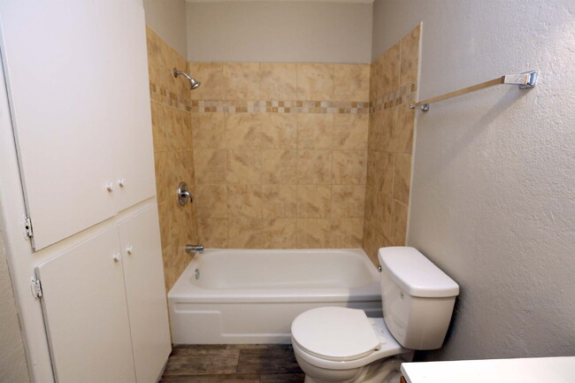 Building Photo - Beautifully Renovated 2-Bedroom Home in a ...