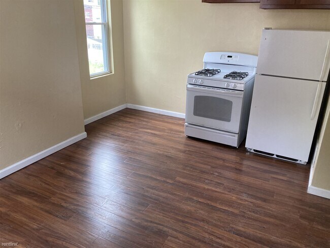 Building Photo - 2 br, 1 bath Triplex - Uptown close Point ...