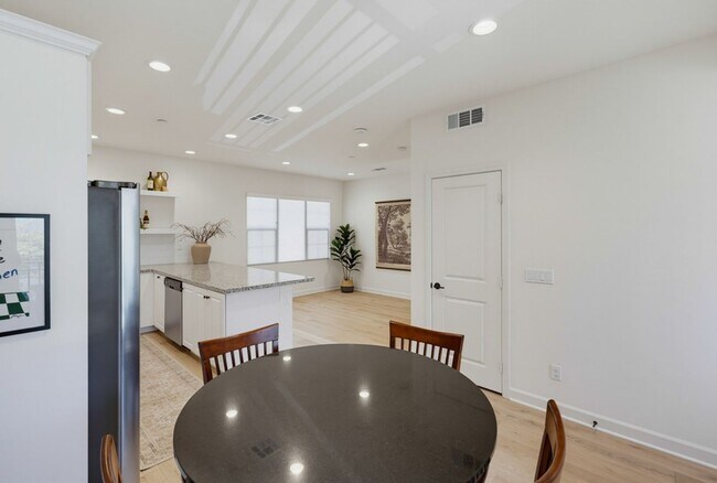 Building Photo - 956 Blackstone Dr