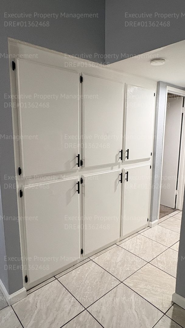 Building Photo - 3 bedroom/ 2 bathroom home nestled in a cul-de-sac.