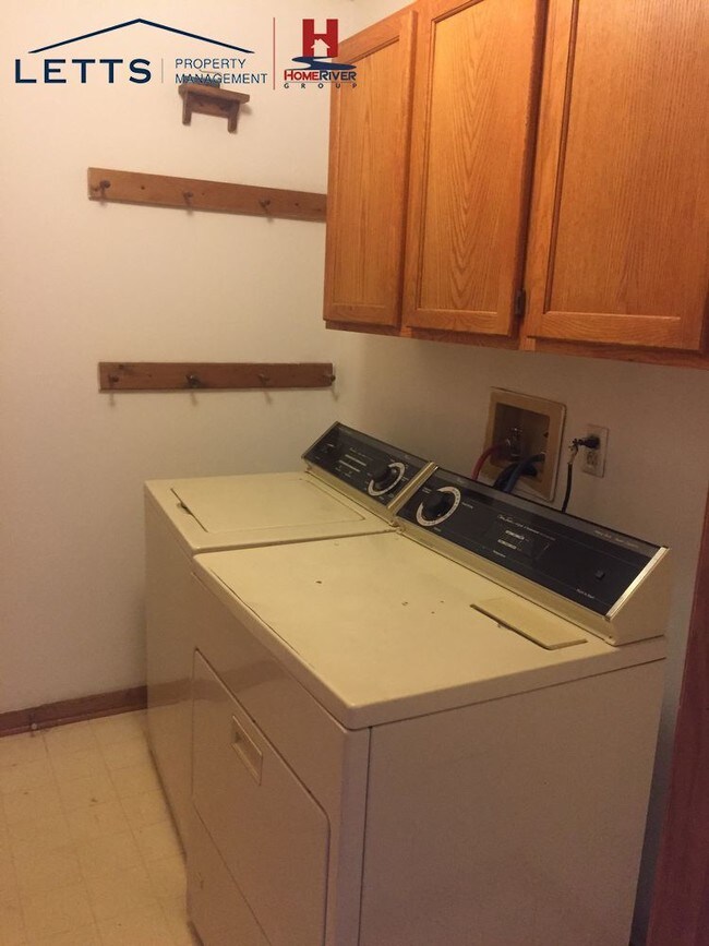 Building Photo - NEWLY RENOVATED 4 BDRM 2.5 BATH