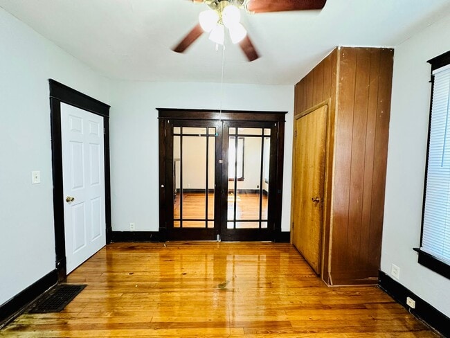Building Photo - Adorable 2 bedroom home with two living ar...
