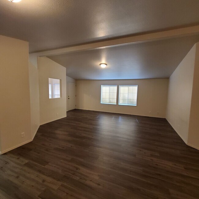 Building Photo - Pet Friendly 3bed : 2bath home w/ Garage &...