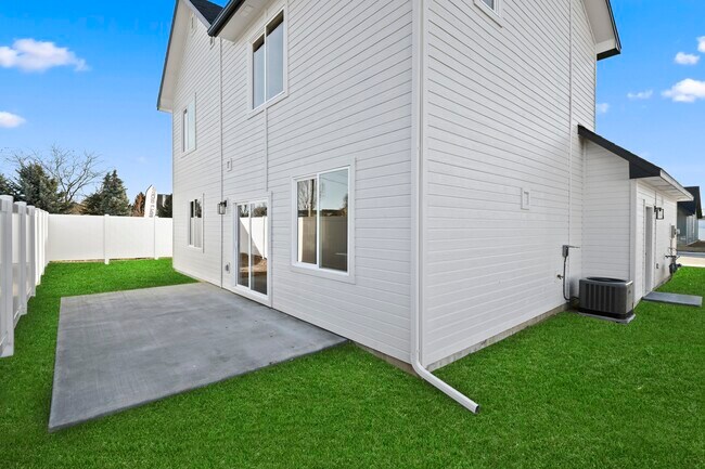 Building Photo - 16542 Red Oak Dr