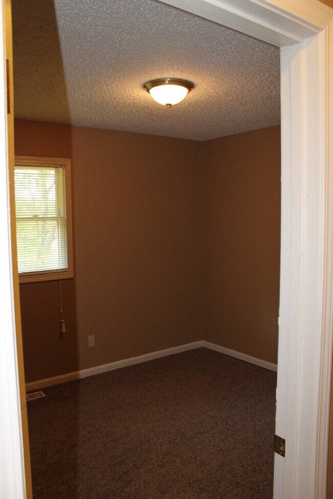 Building Photo - AVAILABLE NOW! Beautiful 3 Bedroom Home in...