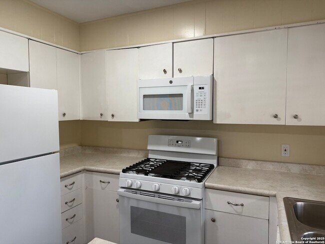 Building Photo - 10104 Ironside Dr