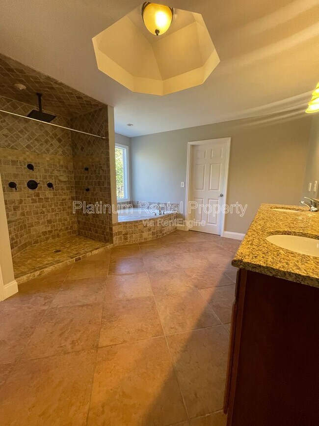 Building Photo - 1305 Smithdale Heights Dr