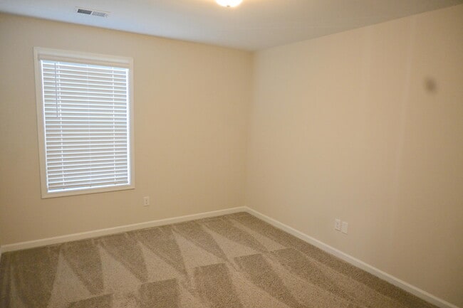 Building Photo - 692 Manitou Cir