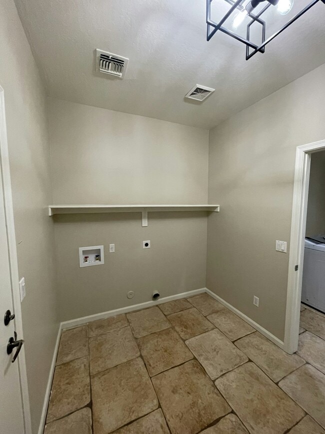 Building Photo - 2150 S Boulder Ct