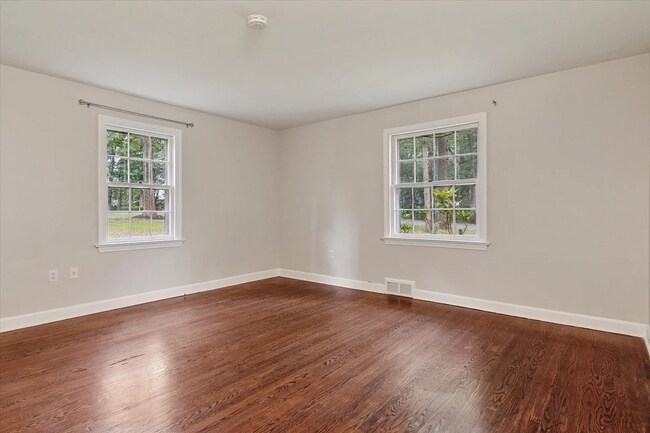 Building Photo - 6 Bedroom/3 Bathroom Available in Wayne!