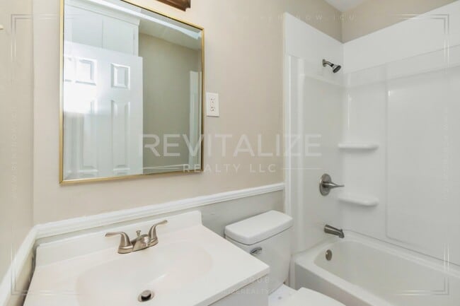 Building Photo - 3 Bed/1 Bath Home with Large Yard and Fence!