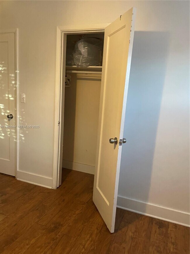 Building Photo - 705 E 9th Ct