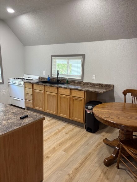 Kitchen - 216 N Sheridan St
