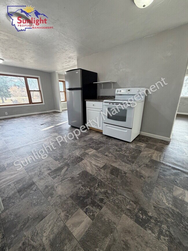 Building Photo - Spacious 5-Bedroom Home with Open Layout, Off-Street Parking & Large Backyard