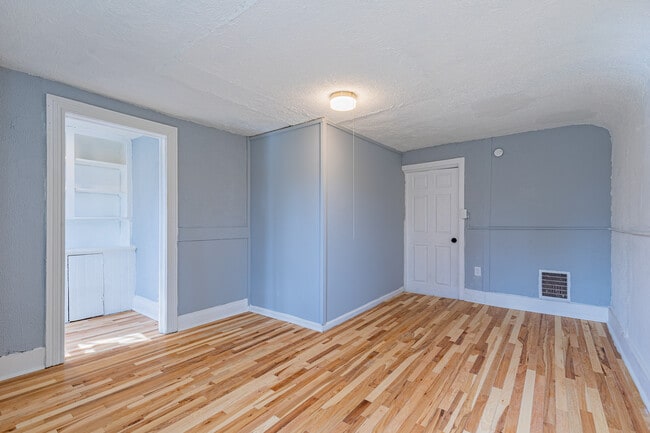 Building Photo - 383 Champlain St