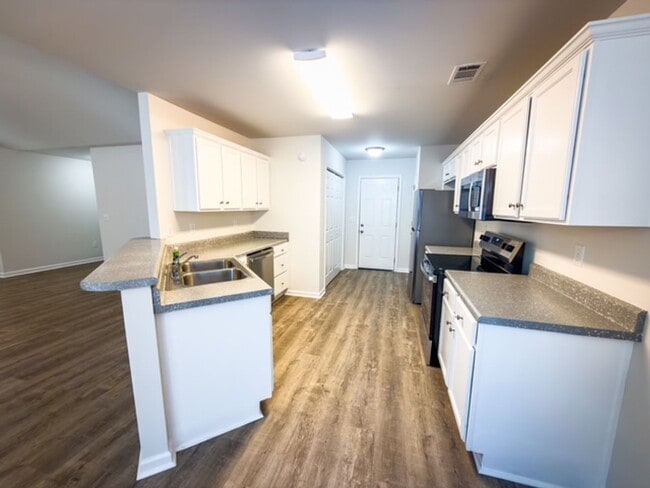 Building Photo - Beautiful Home with Fenced Backyard Near UGA Vet School