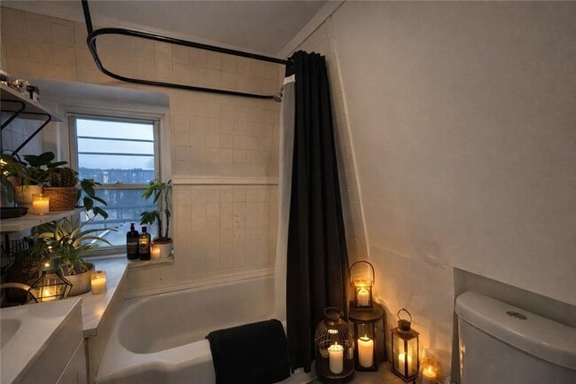 Building Photo - 212-212 N Main St