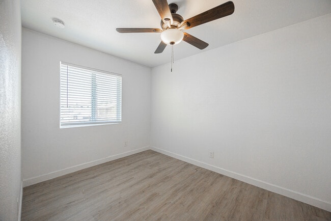 Building Photo - 719 N 12th Ave