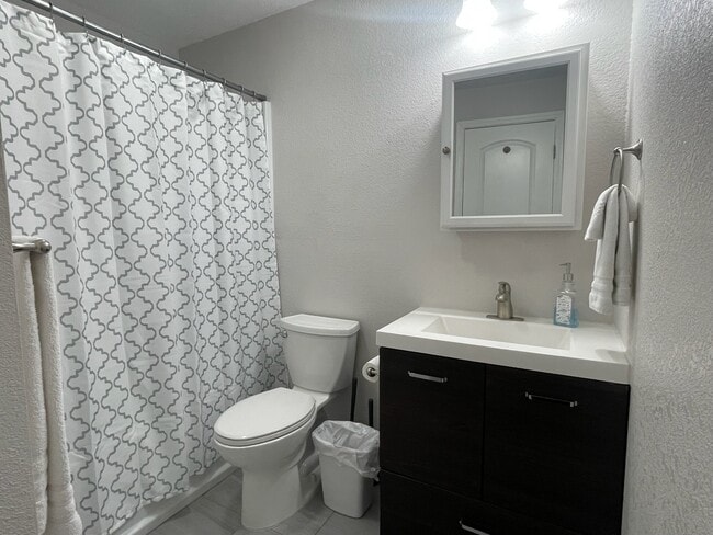 Building Photo - 392 Menker Ave