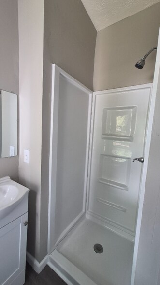 Building Photo - 912 Riverview Terrace