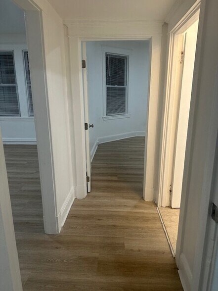 Building Photo - 2700 Roslyn Ave