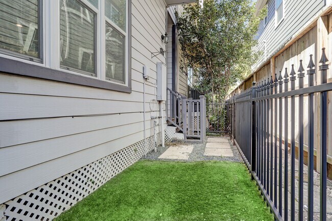 Building Photo - 1530 W 25th St