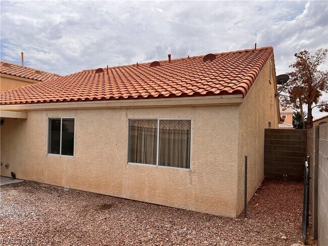 Building Photo - 9316 Mountain Range Ave
