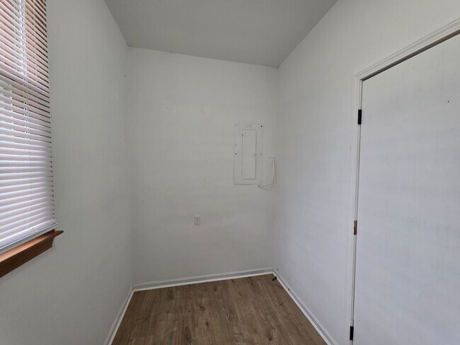 Building Photo - FOR LEASE Charming All-Brick Home on 1 Acr...