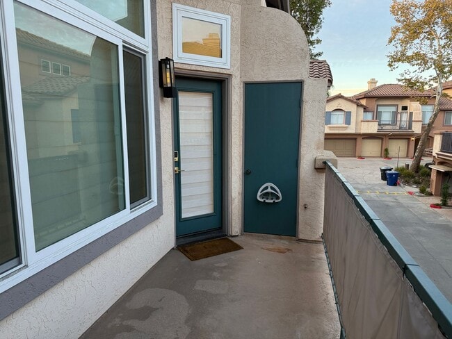 Building Photo - Fully Remodeled 2bed/2bath Townhouse.