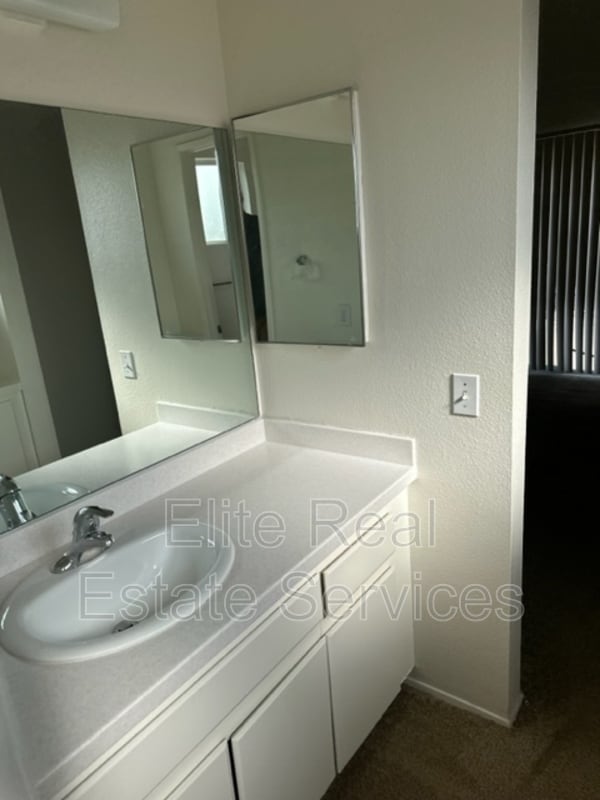 Building Photo - 725 Pidgeon St