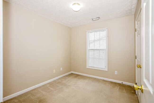 Building Photo - 3 Bedroom 2 Bathroom Nest in Fayetteville