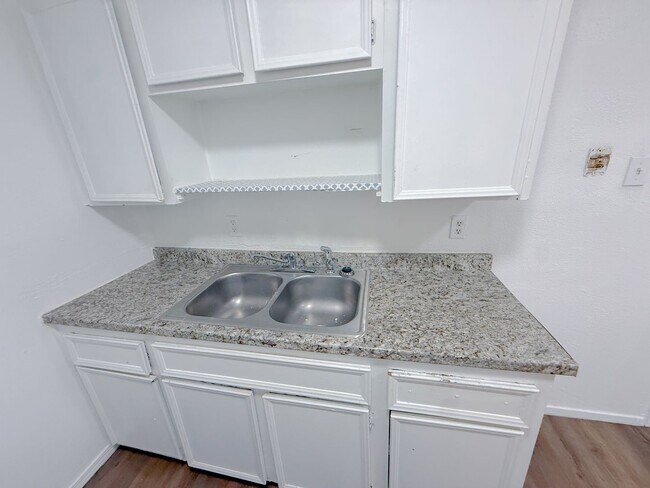 Building Photo - Spacious 1 Bedroom Apartment in Lubbock!