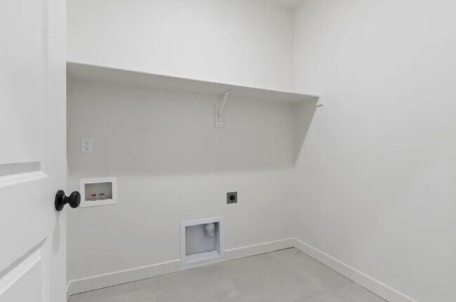 Building Photo - Beautiful 3 Bed 2.5 Bath in Highland!!