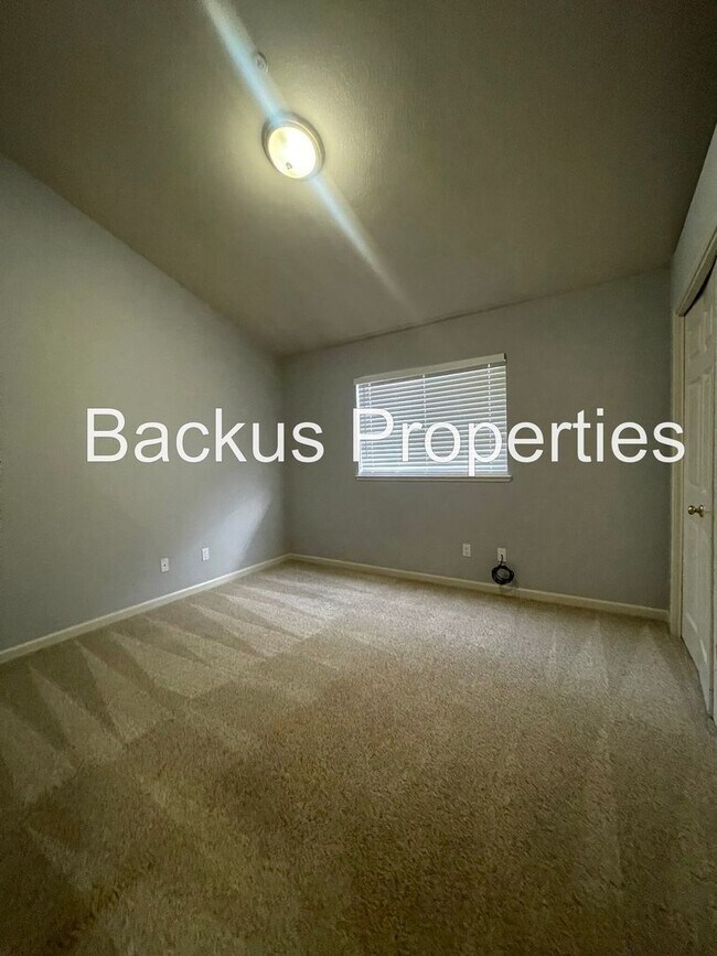 Building Photo - Stunning Three Bedroom in North Salinas  (...