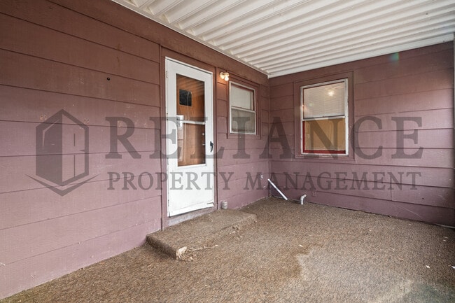 Building Photo - 1913 N Hood St