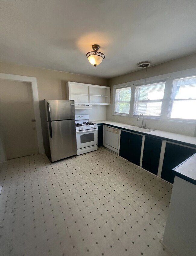 Building Photo - 519-521 Clarendon Street