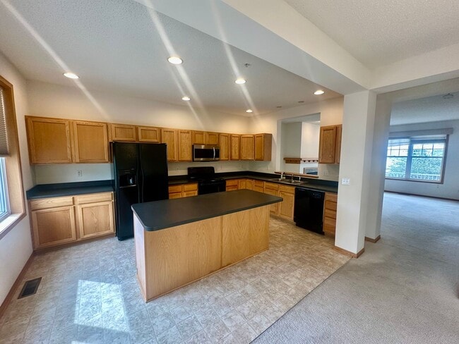 Building Photo - Gorgeous X-Large 4 Bedroom Townhome in Maplewood!