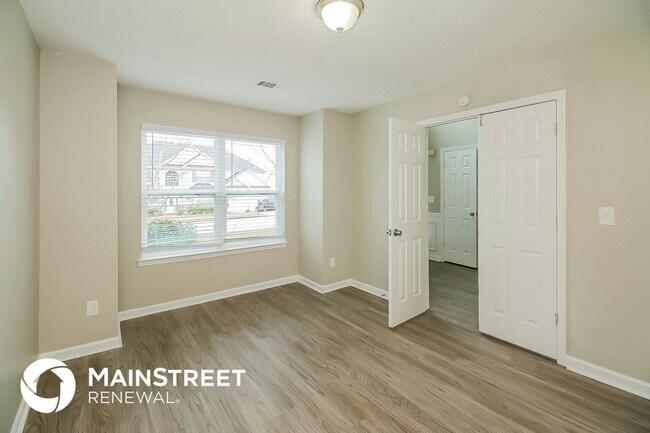 Building Photo - 561 Vaughan Dr