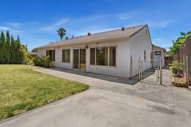 Building Photo - 5041 Palm Ave