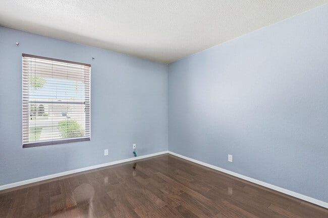 Building Photo - 715 W Boxelder Pl