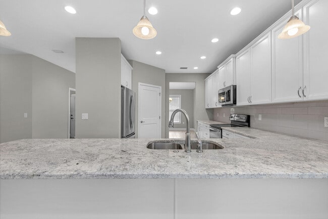 Building Photo - 702 Shady Ln Dr