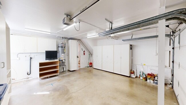 Building Photo - Large Spacious Home with a Pool!