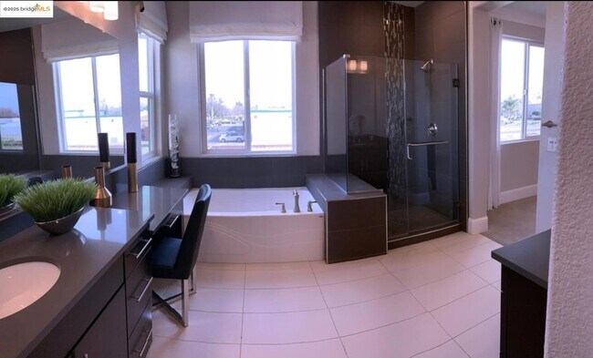 Building Photo - 807 Bamboo Dr