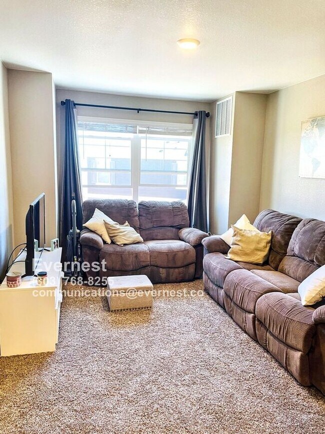 Building Photo - Spacious 4-Bedroom Home with Modern Comfor...