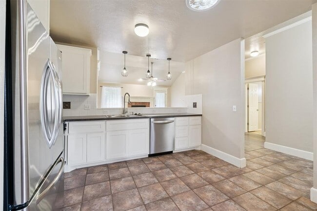 Building Photo - 16413 Village Green Dr