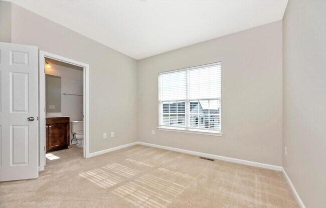 Building Photo - 3 level townhouse (newer construction) in Jefferson Place Community available early June!