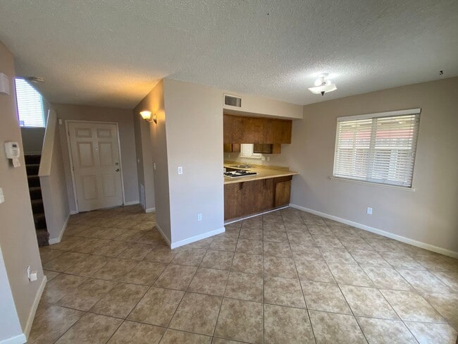 Building Photo - North Visalia Townhome Available Now