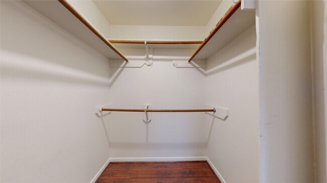 Building Photo - 806 N Willow Dr