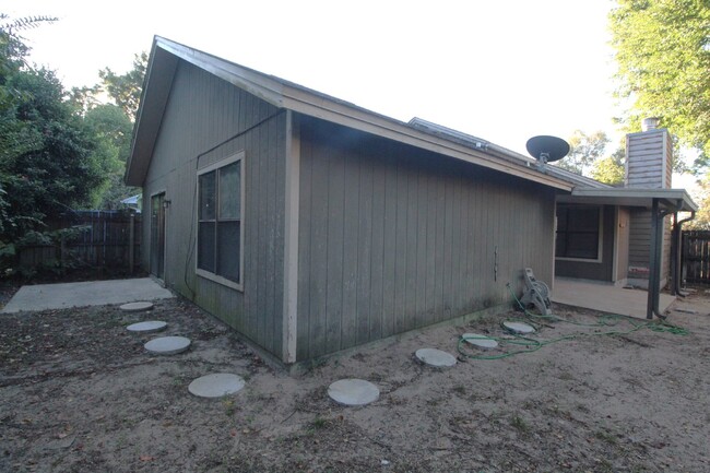 Building Photo - Inviting 2-Bed, 2-Bath Home with Fenced Ya...