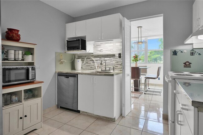 Building Photo - 16558 NE 26th Ave